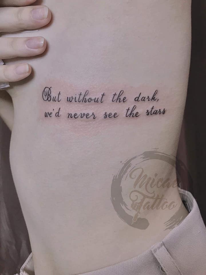 Hình xăm chữ mini bên hông Micae tattoo