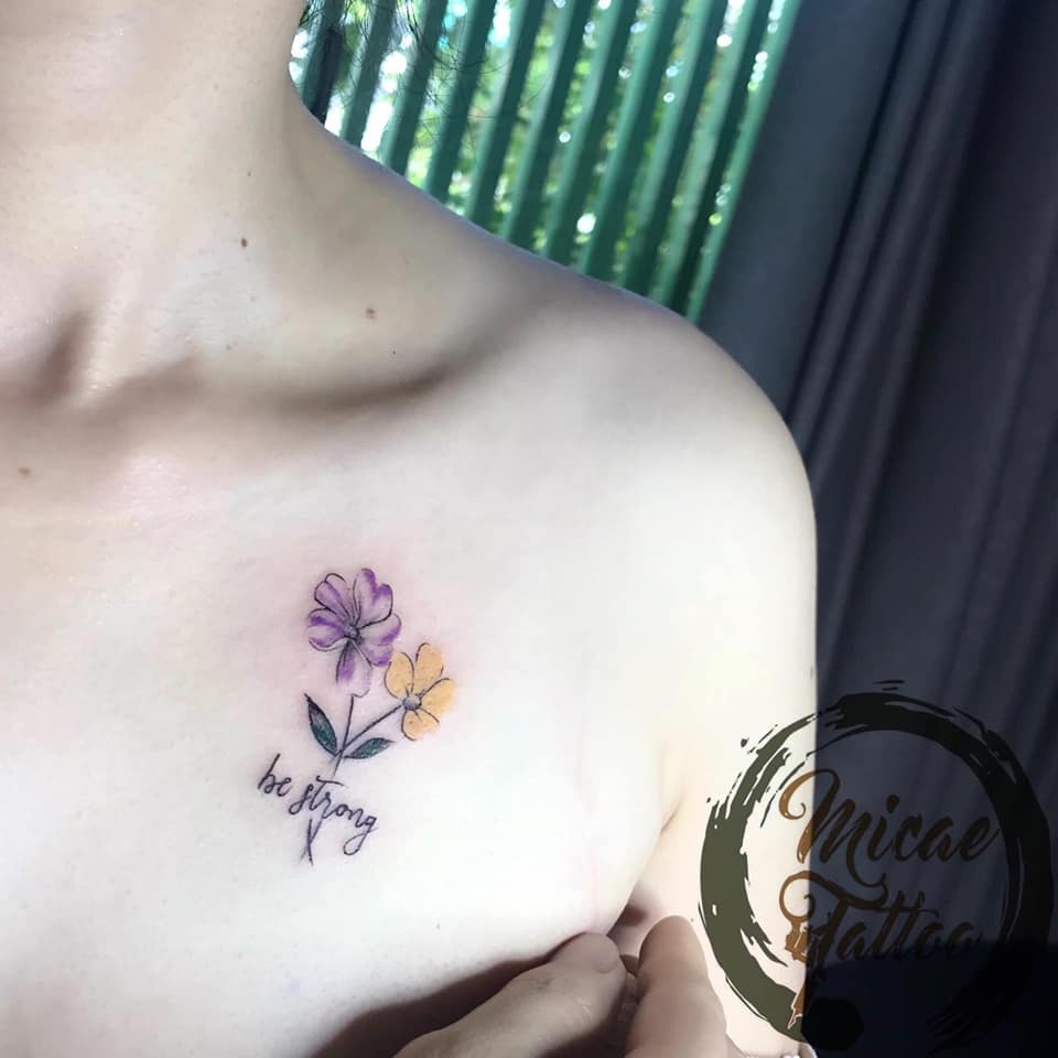 Hình xăm mini bông hoa trên ngực Micae tattoo