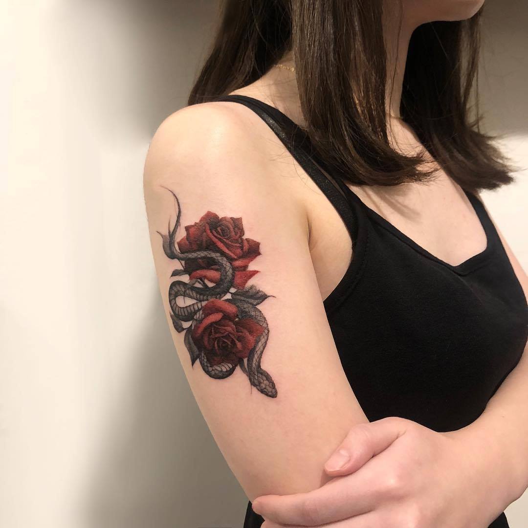 hình xăm hoa hồng trên cánh tay Micae tattoo
