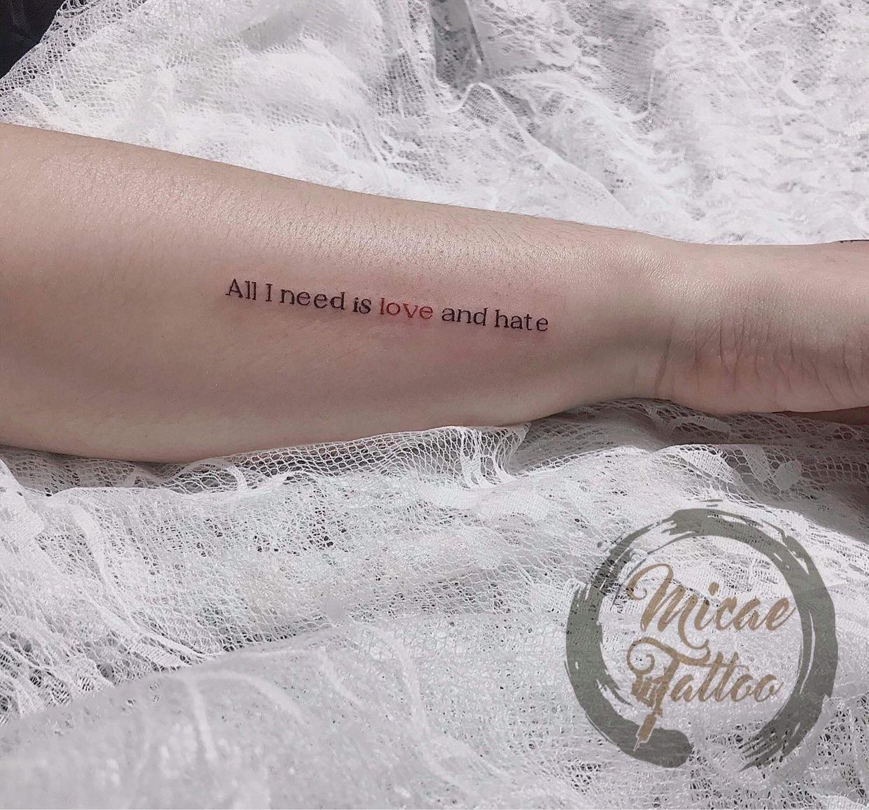 Hình xăm chữ với dòng chữ " tất cả những gì tôi cần là yêu và ghét "