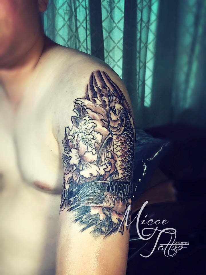 Hình xăm cá chép trên bắp tay Micae tattoo